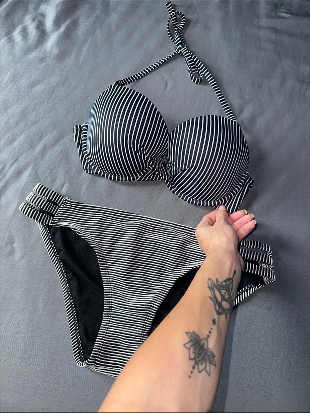Like New Sand & Shore Black and White Striped Strappy Criss Cross Bikini Set 34D